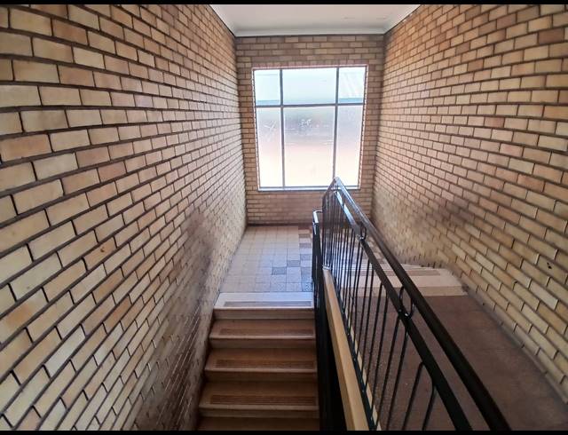 2 BEDROOM FLAT TO LET IN KEMPTON PARK CENTRAL